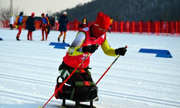 残奥越野滑雪设置了几个小项？
，二零一二年北京冬残奥运动会比赛项目残奥高山滑雪包含了多少个小项？图2